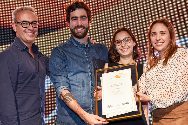 Francesco Cibò, Conrado Tourinho, Fernanda Saboya e Adriana Knackfuss, da Coca-Cola, recebem o diploma de Anunciante do Ano.