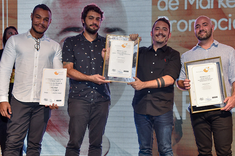 Rafael Arraes, à direita, segura seu diploma de Profissional de Marketing Promocional do Ano, com a equipe da Dream Factory, Empresa de Marketing Promocional do Ano.