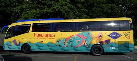 Um dos ônibus envelopados pelo Grupo Coruja no Rio