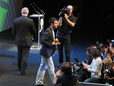 Caio Mattoso recebe o Leão da DonTryThis para o clip do Skank. 