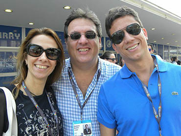 O casal Alessandra Sadock (Artplan) e Gustavo Bastos (11:21) com Roberto Vilhena (Artplan) 