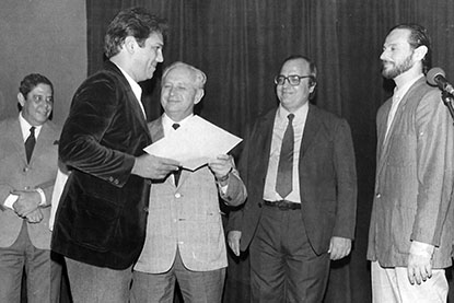 Carlos Negreiros recebe o Rogerio Steinberg no Prêmio Colunistas Rio 1987