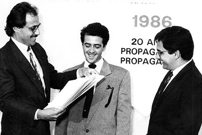 Festa do Prêmio Colunistas Promoção 1987: DPZ, com Alexis T.Pagliarini, diretor de promoções da DPZ, Ademar de Cicco, assistente de promoções e Moacir Galo, gerente de promoções da Souza Cruz.