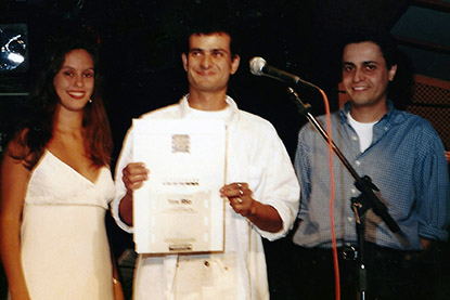Isabela Gatti entrega os diplomas da Yes Rio para Ronaldo Soares e Leonardo Servolo. 