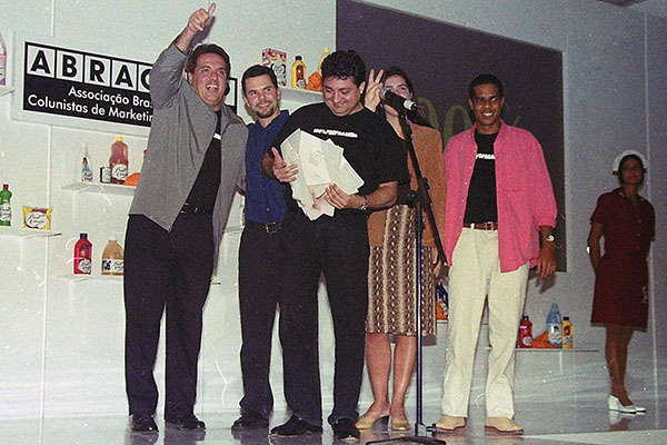 Gustavo Bastos, Pedro Nonato e turma da 100% na festa do Prêmio Colunistas Rio 2000.