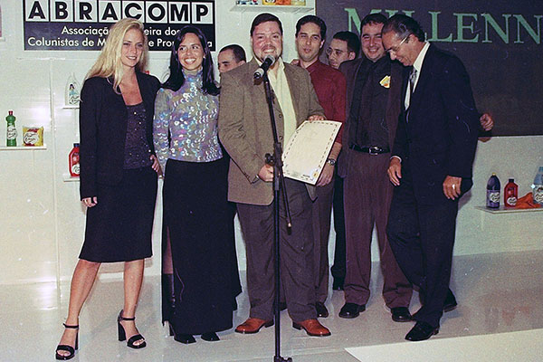 Maurício Marquez e a equipe da Millenn  na festa do Prêmio Colunistas Rio 2000.