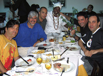 Nico Rezende, Duda Moncalvo, Alberto Cabaleiro, Cahique Equi e Marcio Padilha com a baiana