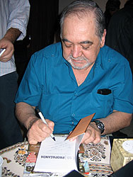 Ercílio Tranjan autografa seu livro